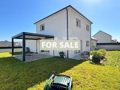 Contemporary Detached House with Garden