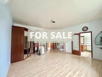 Detached Country House with Covered Pool and Pond