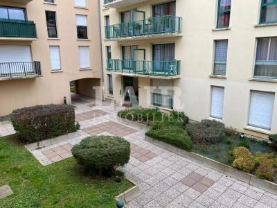 Apartment with Balcony in Heart of Town