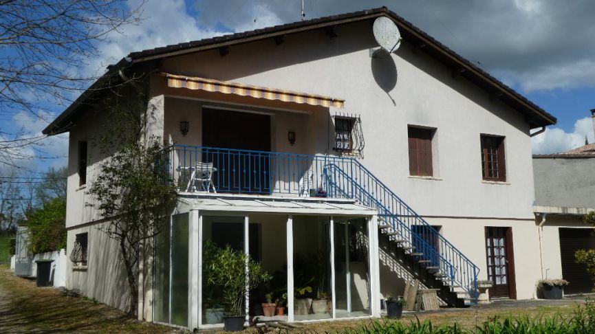 Villa For Sale in Nice Location