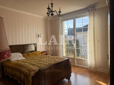 Detached House with Garden in Town