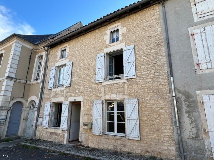 Main Photo of a 3 bedroom  Chateau for sale