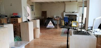 Jolie Maison En Pierre Offrant De Nombreuses Possibilites