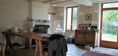 Jolie Maison En Pierre Offrant De Nombreuses Possibilites