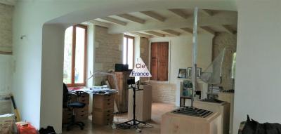 Jolie Maison En Pierre Offrant De Nombreuses Possibilites