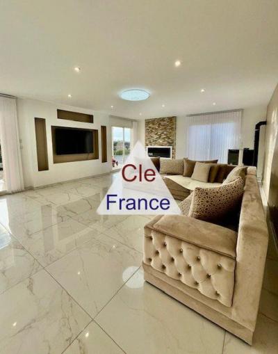 Detached Villa with Annexe Apartment with Garden