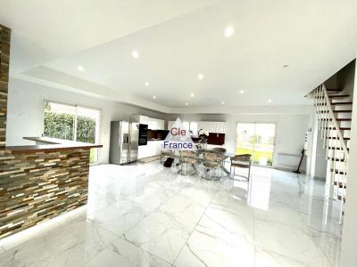 Detached Villa with Annexe Apartment with Garden