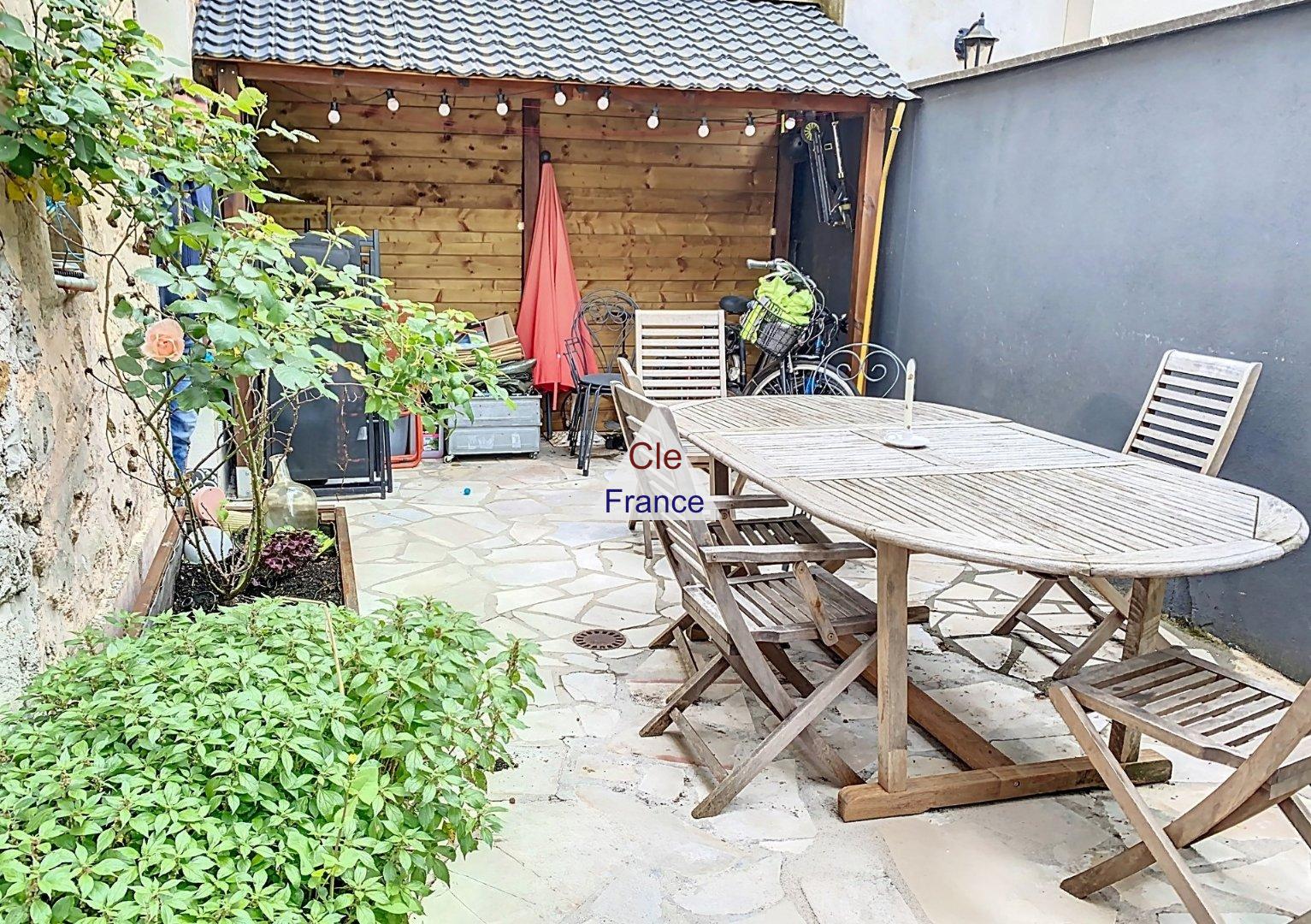 Main Photo of a 3 bedroom  House for sale