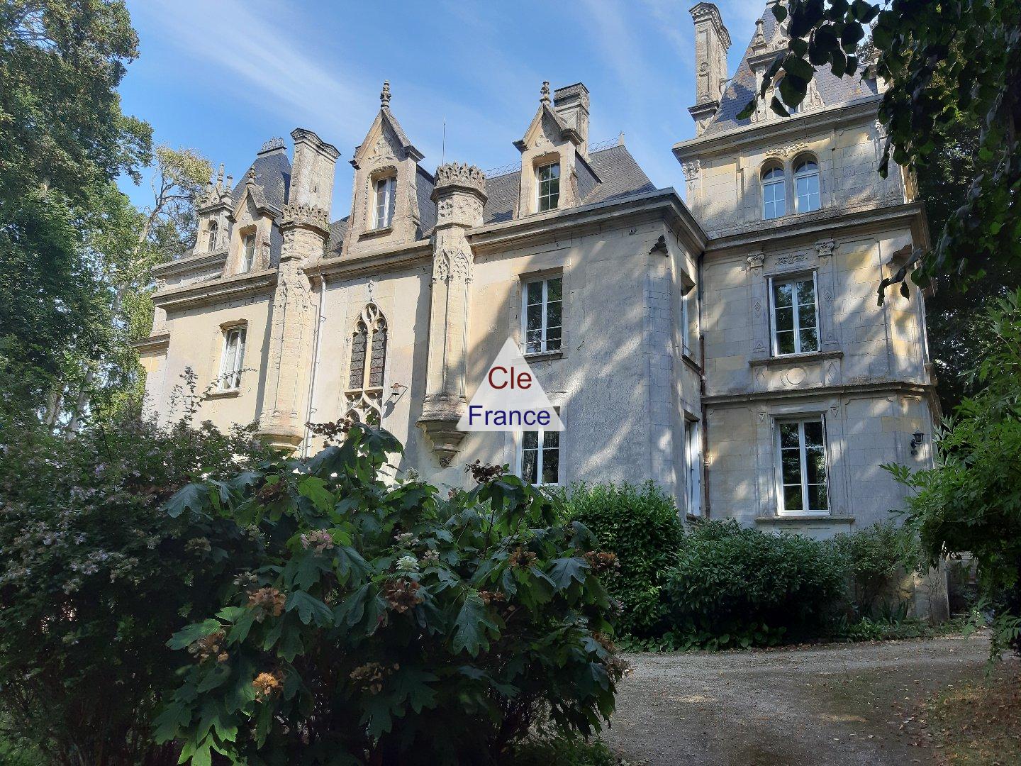 Main Photo of a 8 bedroom  Chateau for sale