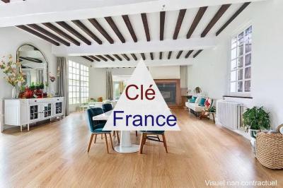 Large Family Home in a Haven of Peace Location