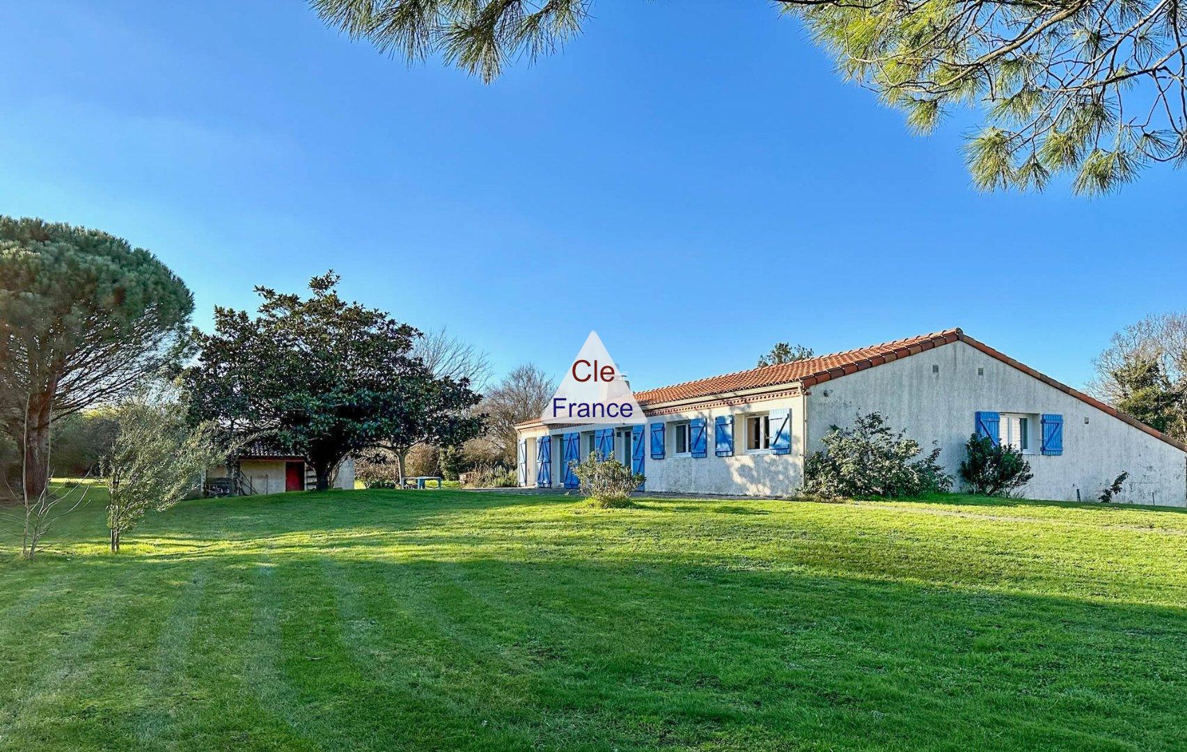 Main Photo of a 5 bedroom  Villa for sale