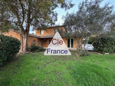 Detached House with Swimming Pool
