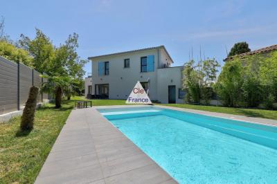 Detached Villa with Swimming Pool