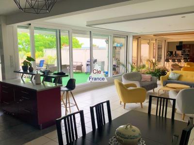 Spacious Apartment with Outside Terrace