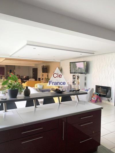 Spacious Apartment with Outside Terrace