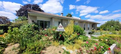 Single Storey Detached Villa With Garden