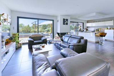 Detached Villa in an Oasis of Clam with Pool