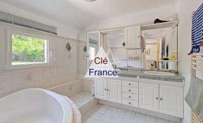 Spacious Renovated Farmhouse with Studio Bonus