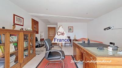 Spacious Renovated Farmhouse with Studio Bonus