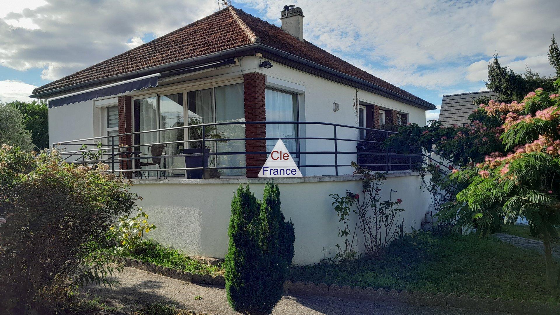 Main Photo of a 3 bedroom  House for sale