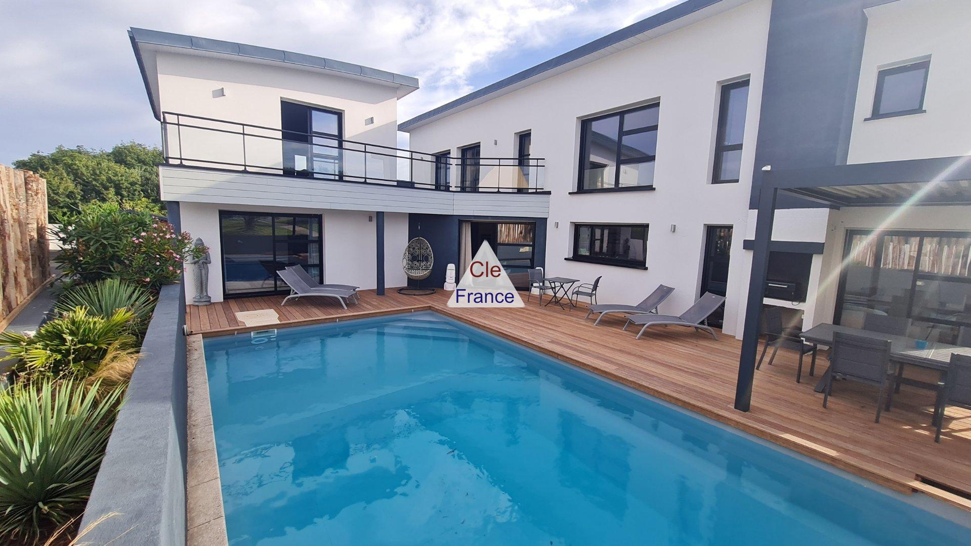 Main Photo of a 6 bedroom  House for sale