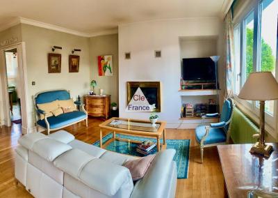 Bel Appartement De 160m2, Plein Centre Ville + Garage + Studio 28 M2