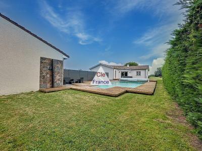 Contemporary Detached House with Swimming Pool