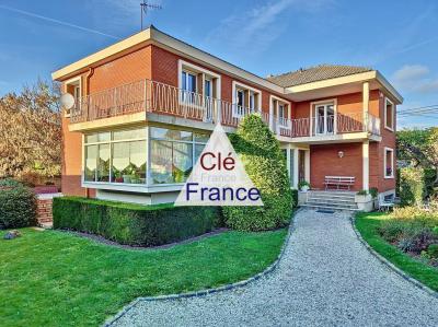 Stunning High-Quality Detached House with Garden
