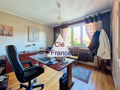 Stunning High-Quality Detached House with Garden
