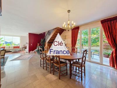 Stunning High-Quality Detached House with Garden