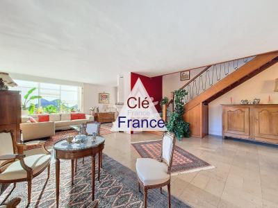 Stunning High-Quality Detached House with Garden