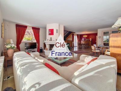 Stunning High-Quality Detached House with Garden