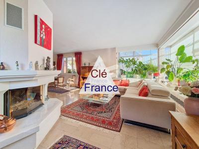 Stunning High-Quality Detached House with Garden