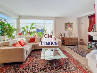 Stunning High-Quality Detached House with Garden