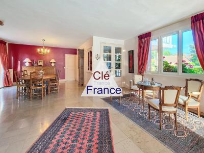Stunning High-Quality Detached House with Garden