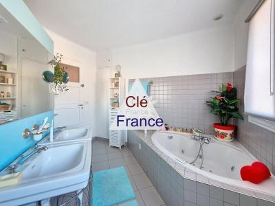 Stunning High-Quality Detached House with Garden