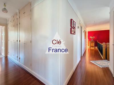 Stunning High-Quality Detached House with Garden