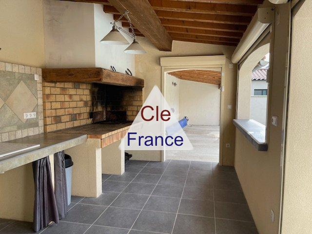 Detached Villa with Swimming Pool