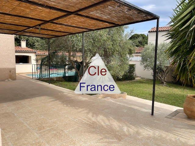 Detached Villa with Swimming Pool