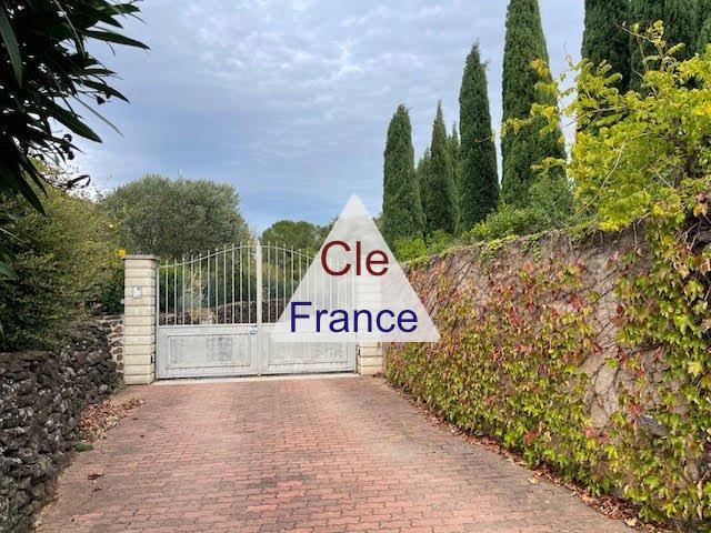 Detached Villa with Swimming Pool