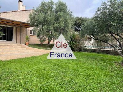 Detached Villa with Swimming Pool