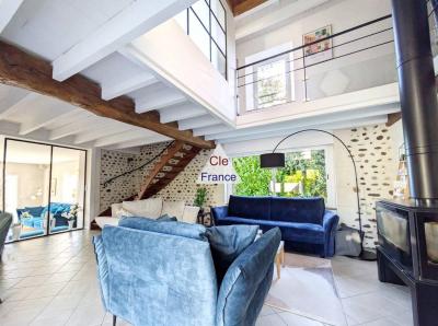 Beautiful House with Pool and Views of the Pyrenees