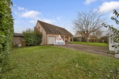 Detached House with Swimming Pool