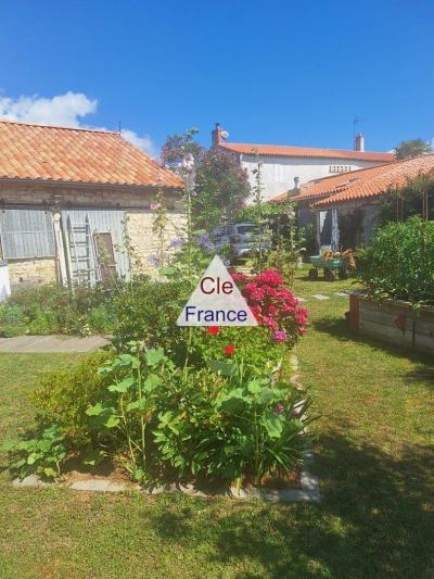 Le Charme De L\'ancien, L\'agrement Du Centre Ville, La Proximite De La Mer.