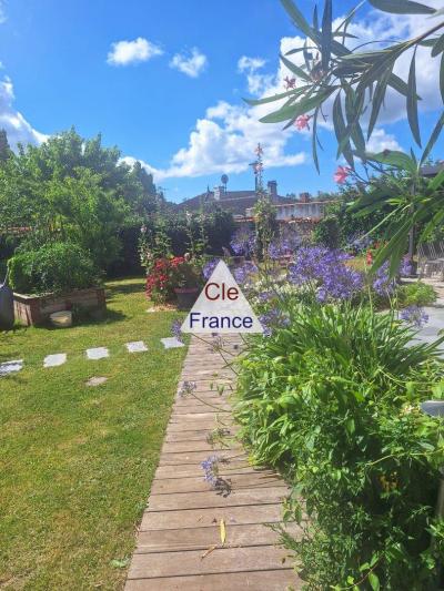 Le Charme De L\'ancien, L\'agrement Du Centre Ville, La Proximite De La Mer.