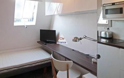 Lot De 2 Chambres De Service Au Derniere Etage - Ascenseur