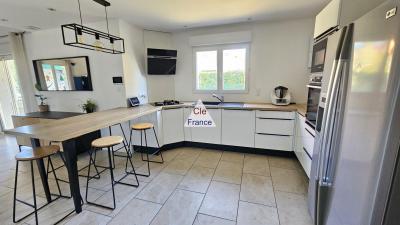 Detached Villa with Garden Close to the Coast
