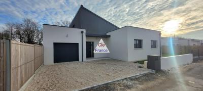 Contemporary Detached House with Garden