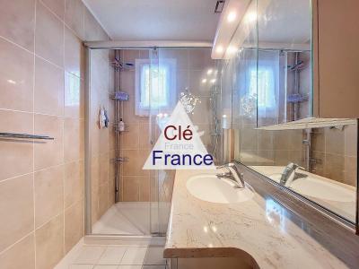 Detached House with Garden