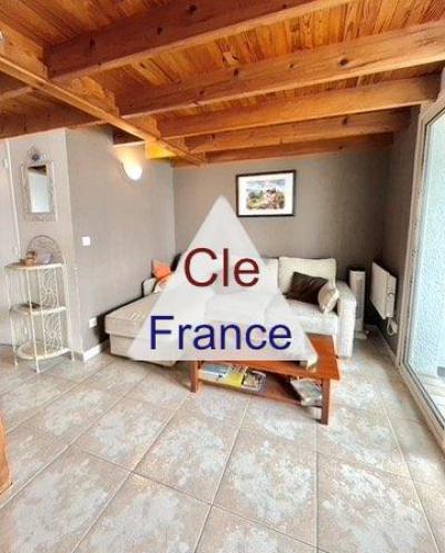Duplex Apartment a Stone's Throw from the Beach